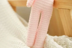 New La compagnie de la peluche Peluche crochet lapin aux longues jambes