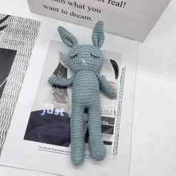 New La compagnie de la peluche Peluche crochet lapin aux longues jambes