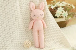 New La compagnie de la peluche Peluche crochet lapin aux longues jambes