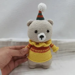 Sale La compagnie de la peluche Peluche crochet ourson festif