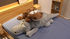 La compagnie de la peluche Peluche géante crocodile aux gros yeux