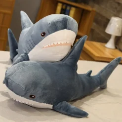 Discount La compagnie de la peluche Peluche géante requin coloré aux belles dents