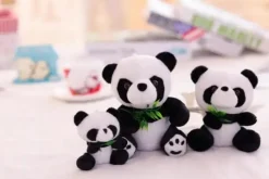 La compagnie de la peluche Peluche panda qui mange du bambou