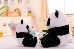 La compagnie de la peluche Peluche panda qui mange du bambou