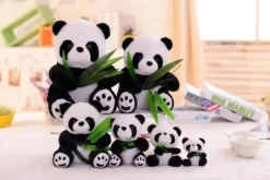 La compagnie de la peluche Peluche panda qui mange du bambou