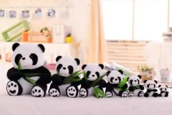 La compagnie de la peluche Peluche panda qui mange du bambou