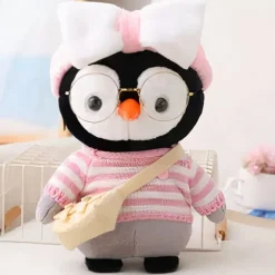 La compagnie de la peluche Peluche pingouin hiver doux avec pull rose tricoté