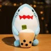 Discount La compagnie de la peluche Peluche squishmallow requin qui boit un bubble tea
