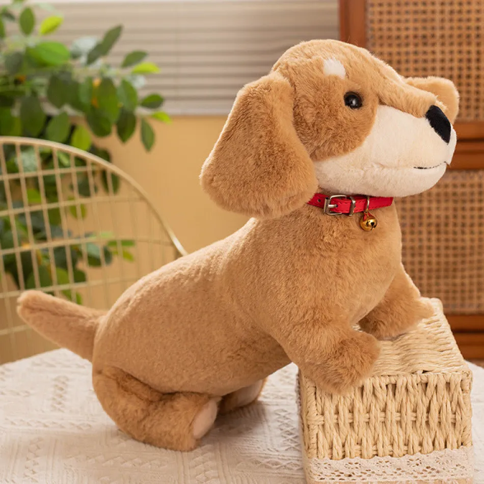 Sale La compagnie de la peluche Peluche teckel coloré avec son collier rouge