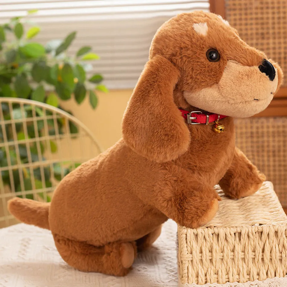 Sale La compagnie de la peluche Peluche teckel coloré avec son collier rouge