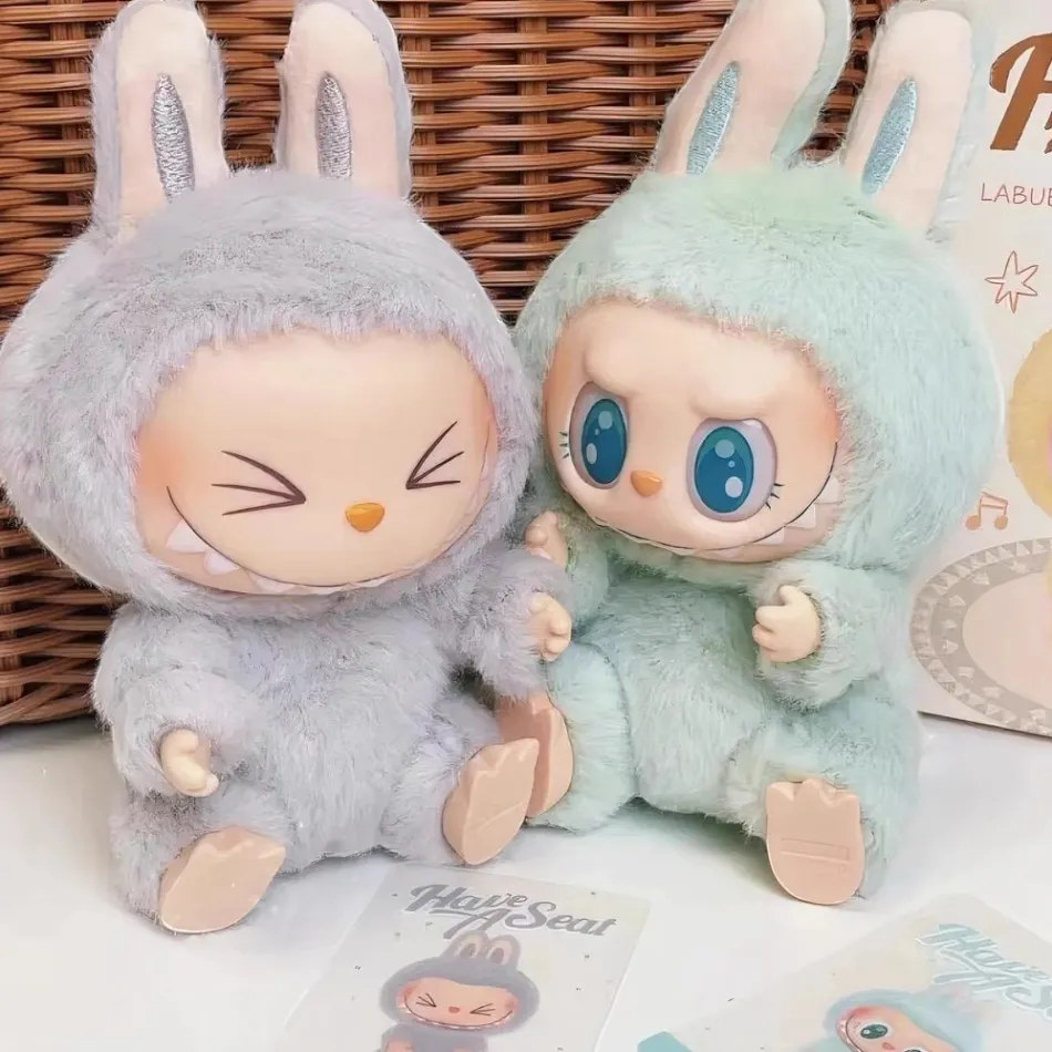 Online La compagnie de la peluche Peluche type Labubu assise boîte mystère