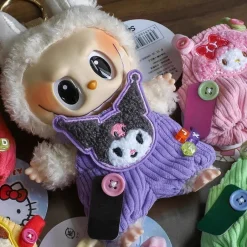 New La compagnie de la peluche Salopette kawaii peluche type Labubu mignonne